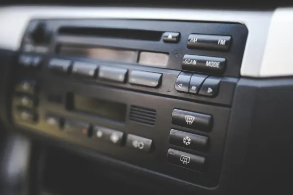 Butonul ignorat din mașină care te ajută să consumi mai puțin carburant vara – și funcționează împreună cu AC-ul
