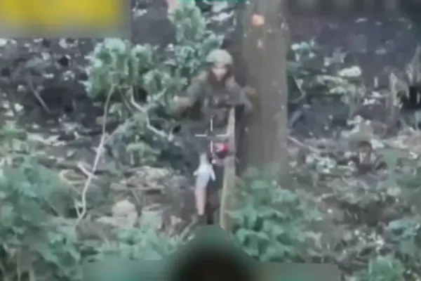 VIDEO - Ca în filmele de comedie. O dronă ucraineană „încolțește” un soldat rus și îl convinge să se predea