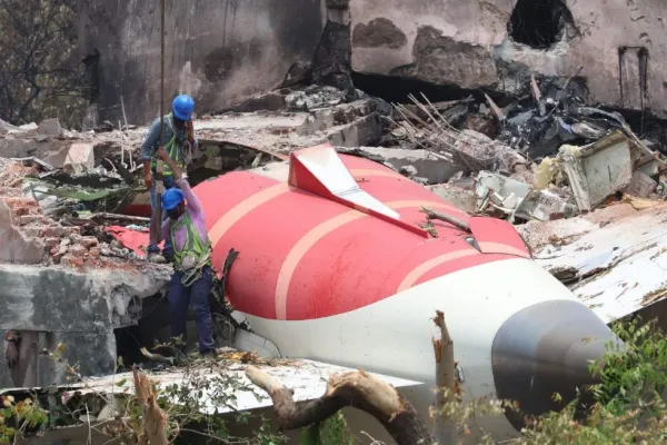 Singurul supraviețuitor al tragediei aviatice Air India, surprins imediat după accident: mergea calm, vorbind la telefon