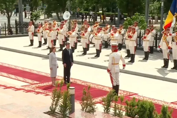 Președintele Nicușor Dan a ajuns la Chișinău, unde a fost primit de Maia Sandu - VIDEO