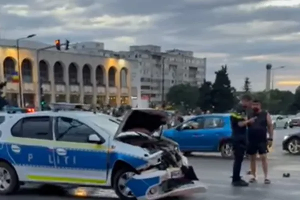Accident grav la Constanța. O șoferiță a lovit în plin o autospecială a Poliției, un om al legii a ajuns la spital - VIDEO