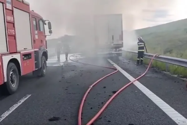 Un camion cu alimente a luat foc pe DN 12, în Olt. Circulația a fost oprită | VIDEO