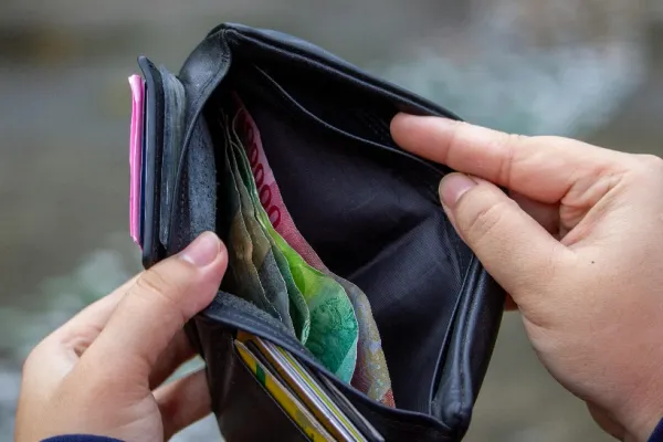 Românii renunță la vacanțe, haine și chiar la alimente. Prețurile tot mai mari apasă greu pe bugetele familiilor