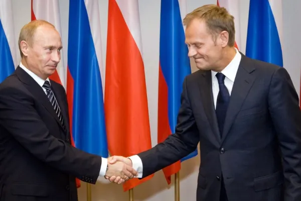 Ipocrizia propagandei Pro-UE în alegerile din Polonia. Cum a uitat că Donald Tusk a stat la braț cu Putin