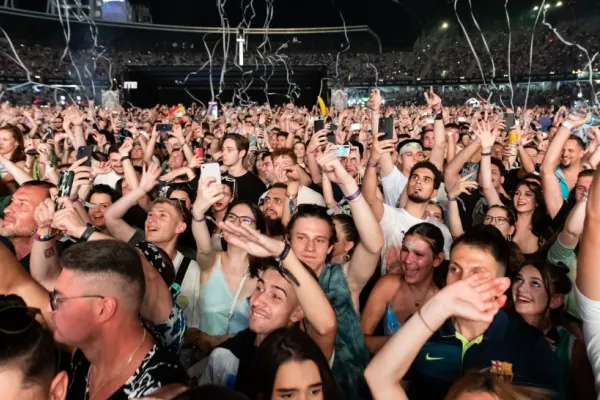 Guvernul britanic îi avertizează pe turiștii care vin la festivaluri în România: “Atenție la ce beți din pahare!”