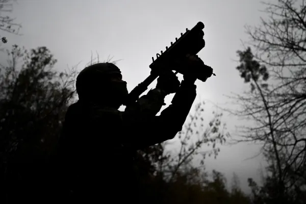 Simulare de invazie? Rusia a exersat aterizări cu parașuta și luarea de prizonieri la granița cu UE