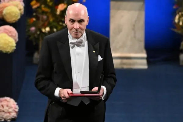 Scandal în SUA cu privire la aprobarea noilor vaccinuri. Un laureat al premiului Nobel se teme de „vaccinosceptici”