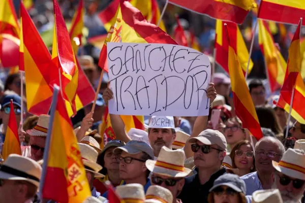 Spaniolii au ieșit pe străzi să protesteze împotriva guvernului. Acuzații extrem de grave la adresa premierului Pedro Sanchez