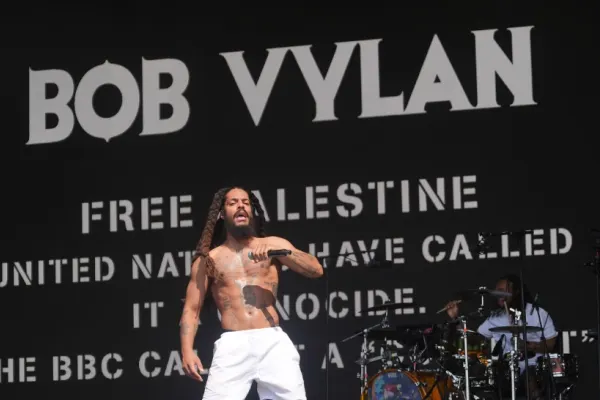 Scandal uriaș la festivalul Glastonbury. Guvernul britanic condamnă mesaje violente "anti israeliene" ale unei formații și cere explicații de la șefii BBC