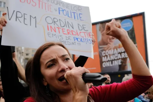 Protest în fața Guvernului. Se cer măsuri pentru siguranța femeilor