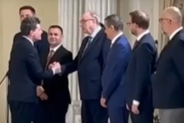 Imaginile slugărniciei la Cotroceni. Nicușor Dan, salut de 15 secunde cu șeful CCR, cel care a anulat alegerile - VIDEO