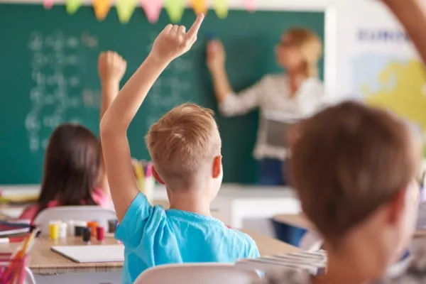 Proiect AUR. Elevii și profesorii să cânte imnul și să spună „Tatăl nostru” la începutul fiecărei zile de școală