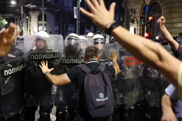 Proteste de amploare în Serbia. Oamenii cer demisia președintelui Vucic și organizarea de alegeri anticipate VIDEO
