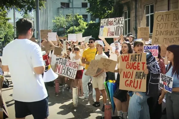 Studenții și elevii ies azi din nou în stradă, ca să protesteze față de tăierile cerute de Bolojan - VIDEO