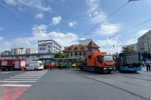 Accident grav între un tramvai și autobuz STB, în București: cel puțin 11 răniți  FOTO& VIDEO