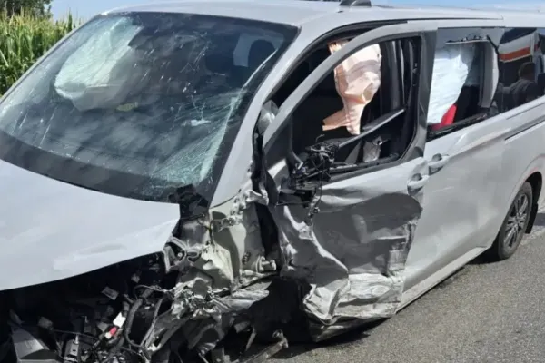 Accident rutier dezastruos: a fost activat Planul Roșu. 10 răniți, inclusiv copii și o gravidă, în urma coliziunii dintre un microbuz și o mașină