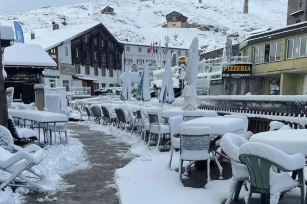 A nins în plină lună a lui Cuptor. Turiștii din Italia s-au trezit cu stratul de zăpadă la ușa cabanei