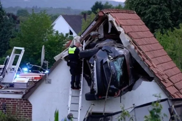 Accident terifiant în Germania: 6 răniți după ce o mașină s-a înfipt în acoperișul unui garaj. Un copil care sărea în trambulina din curte a fost lovit din plin
