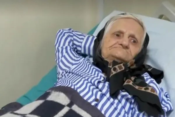Povestea dureroasă a Auricăi. A născut 15 copii, iar acum toți au abandonat-o în spital și i-au transformat casa în grajd