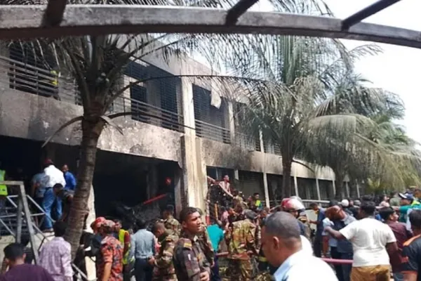 Accident devastator în Bangladesh. Un avion militar s-a prăbușit peste un campus școlar. Imaginile amintesc de tragedia din India - VIDEO