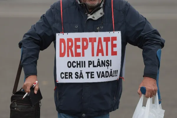 Sfidare totală: românii strâng cureaua, Guvernul angajează sute de diplomați plătiți cu mii de euro