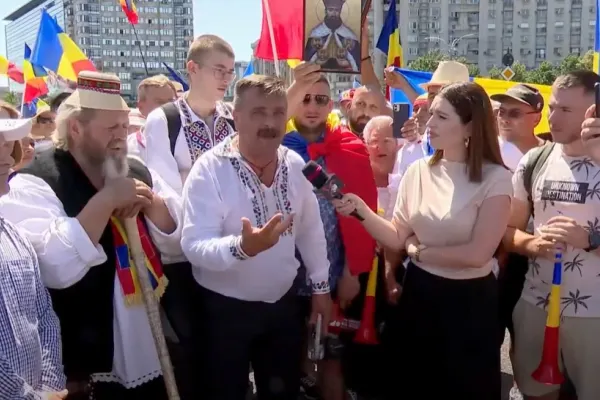 Apelul miilor de oamenilor care protestează în Piața Victoriei: „Frați români, nu mai dormiți! Poporul suferă” VIDEO