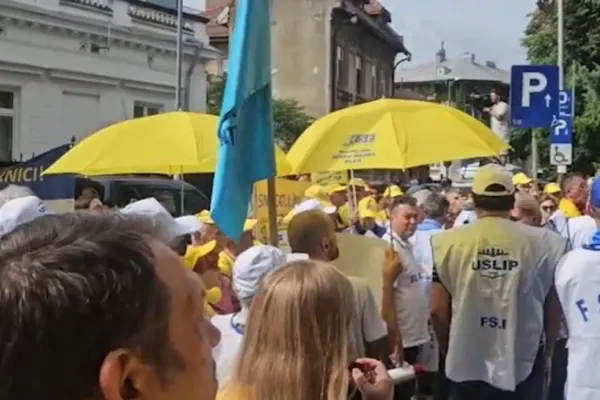 A doua zi de PROTESTE la Ministerul Educației: începutul de an școlar, sub semnul întrebării. Răspuns halucinant al lui Daniel David pentru sindicaliști