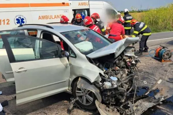 Accident grav pe Centura de Est a Ploieștiului. Trei mașini implicate, două persoane prinse în fiarele contorsionate