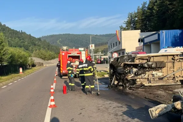 Accident grav în Neamț. Trei persoane au fost rănite, după ce microbuzul în care se aflau s-a răsturnat
