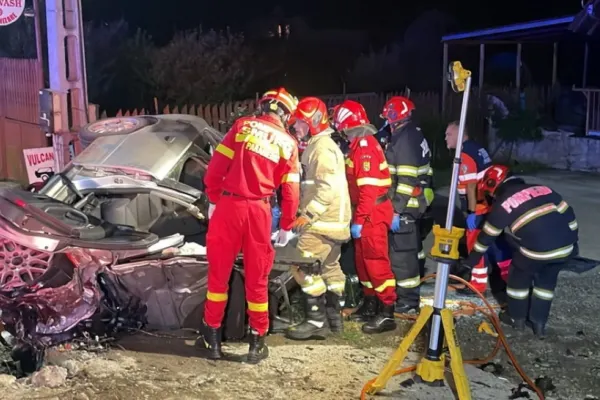 Accident teribil pe o șosea din Bihor. Un tânăr de a murit, o tânără a fost dusă la spital în stare critică - FOTO