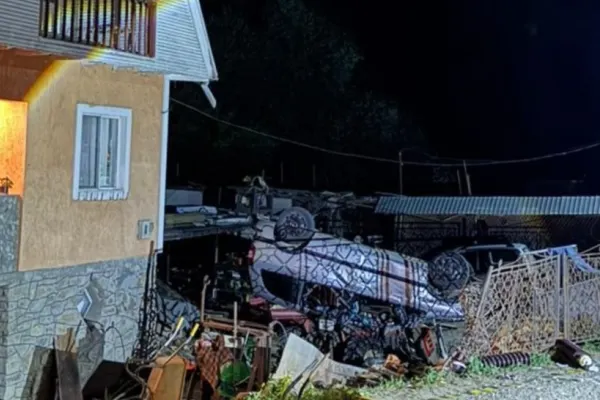Accident înfiorător, în jud. Neamț: 6 victime, între care un bebeluș, după ce o mașină s-a înfipt în tractorul dintr-o curte