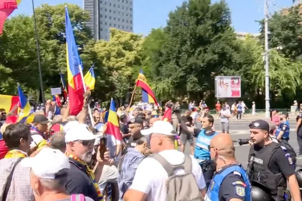 Românii sărăciți de regimul Nicușor-Bolojan s-au adunat în Piața Victoriei și cer demisia guvernului - VIDEO