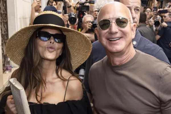 Jeff Bezos impresionează cu un bacșiș de 45.000 de euro la un hotel de lux din Veneția, după nunta cu Lauren Sánchez