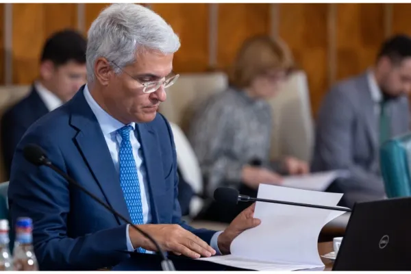 Conflict de interese în Guvernul lui Bolojan. Dragos Pâslaru își dă singur contracte lui