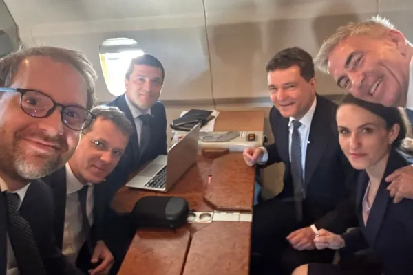 Nicușor Dan, selfie în avion cu miniștrii rezist. Ce caută Dominic Fritz în delegația de Germania