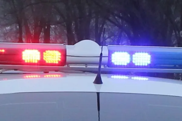 Polițist trimis în judecată după ce a folosit ilegal mașina de serviciu: și-a dus soția la muncă cu sirena pornită și a provocat un accident
