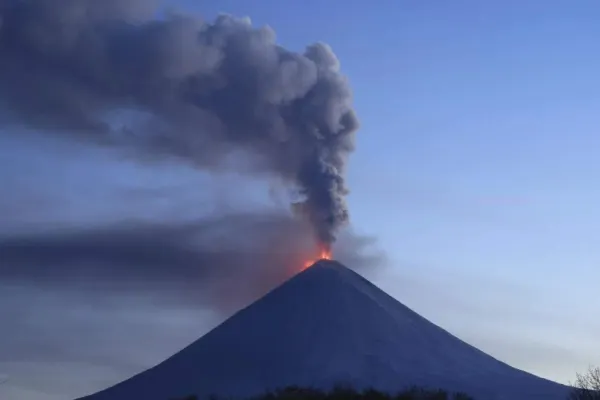 Vulcanul Klyuchevskoy din Rusia a erupt după un cutremurul devastator de 8,8 grade. Cenușa a acoperit mai multe localități