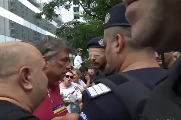 Jurnaliștii Realitatea Plus care au vrut să-l filmeze pe Călin Georgescu la IPJ Ilfov, îmbrânciți de jandarmi. Ce a comunicat Jandarmeria?- VIDEO