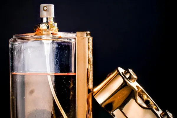 Incident neobișnuit într-o școală din Germania: o româncă chemată la școală pentru că fiul ei folosea un parfum „prea puternic”