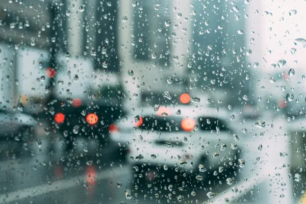 Infotrafic: Ploaia reduce vizibilitatea pe numeroase drumuri din țară. Circulație restricționată pe A10 după un accident