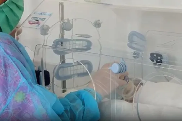 Bolojan taie și de la mamele aflate în concediu prenatal: vor trebui să plătească 2.400 de lei la CASS