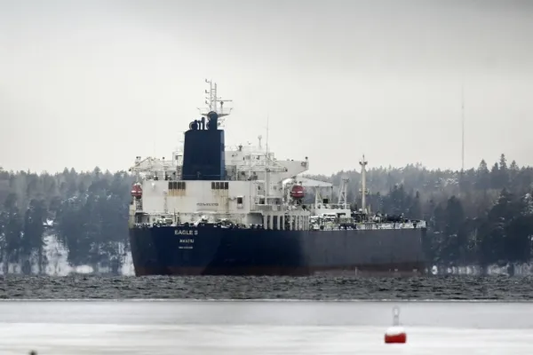 Londra țintește „flota fantomă” a lui Putin: sunt vizate 135 de petroliere