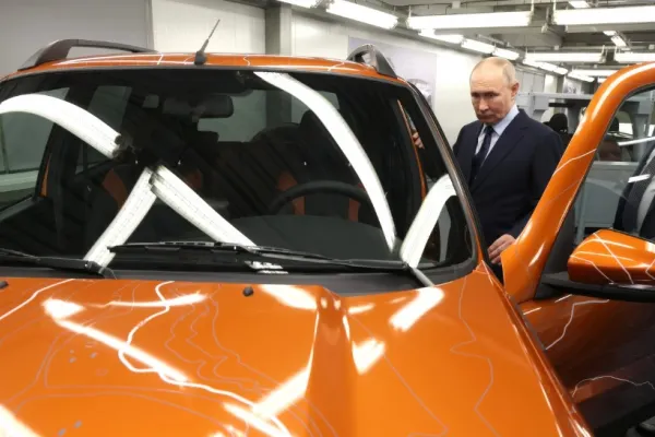 Rusia ia exemplul austerității din România. Uzinele care produc LADA ar putea trece la 4 zile lucătoare pe săptamână
