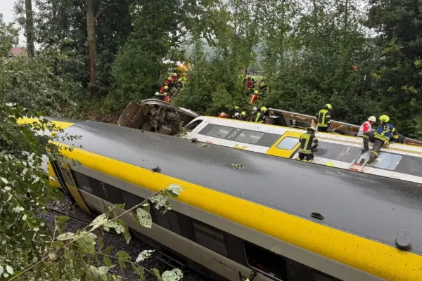 Accident feroviar, în Germania: morți și răniți, după ce trenul a deraiat. 16 români, în trenul groazei - partea din față a garniturii, aruncată 5 m în aer - FOTO