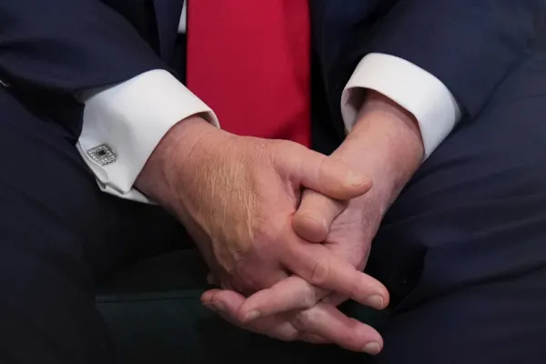 Donald Trump, surprins din nou cu o pată suspectă pe mână în timpul vizitei din Scoția. Ce ascunde Casa Albă despre starea sa de sănătate