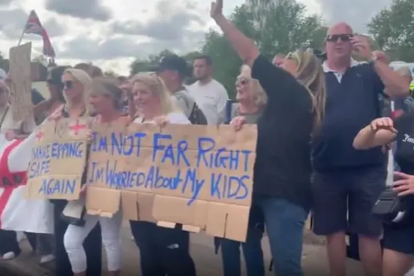 Proteste masive față de imigranți în Marea Britanie. Polițiștii au fost atacați cu sticle și fumigene