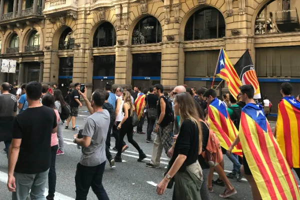 Proteste violente împotriva imigranților în Spania. Mai multe persoane au fost rănite