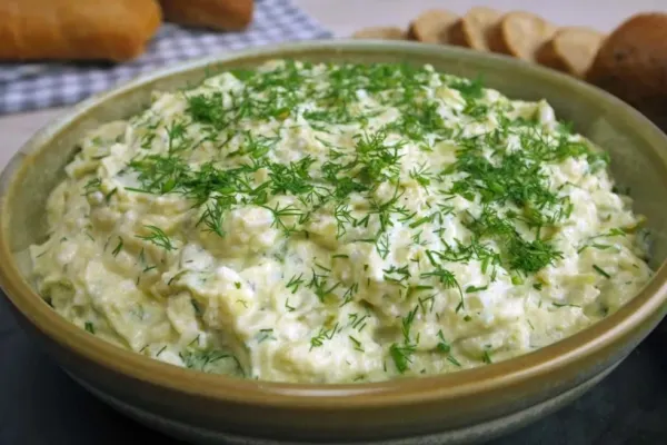 Salată de dovlecei cu sos de iaurt și usturoi. Un deliciu de vară pe care trebuie să îl încerci
