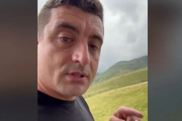 George Simion, în mijlocul sinistraților de la Broșteni: Situația este dramatică, îți vine să plângi! Colegii de la AUR se implică - VIDEO