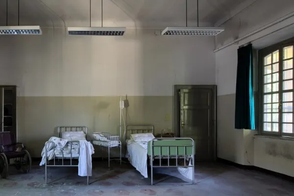 Angajați ai Spitalului de Psihiatrie Ștei, trimiși în judecată pentru supunere la rele tratamente a bolnavilor